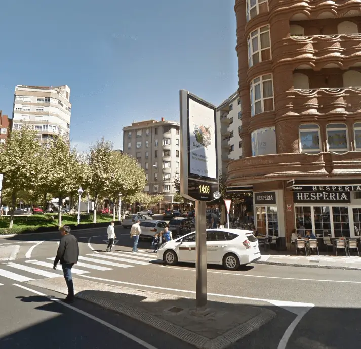 Reloj-termómetro publicitario en la plaza de la Inmaculada de León, en la esquina con la avenida de Roma
